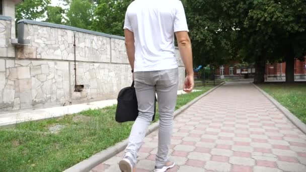 Tip Chipeş Îmbrăcat Ocazional Mergând Lungul Străzii Urbane Tânăr Afaceri — Videoclip de stoc