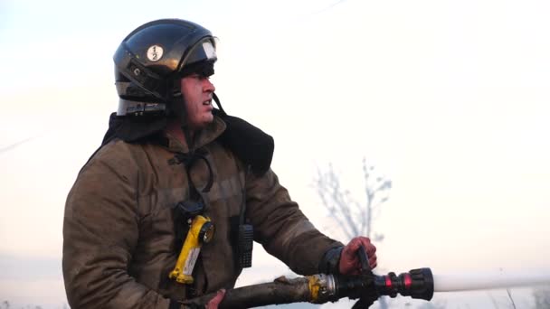 Professionele Brandweerman Volledige Uitrusting Die Vlam Blust Het Veld Mannelijke — Stockvideo