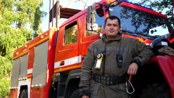 Портрет Щасливої Молодої Пожежної Охорони Тлі Пожежної Машини Чоловічий Пожежник — стокове відео