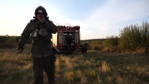 Pompiere Professionista Attrezzatura Completa Che Parla Walkie Talkie Sul Posto — Video Stock