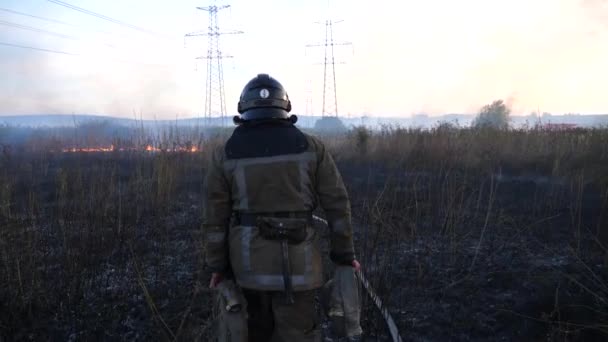 Tam Teçhizatlı Bir Erkek Itfaiyeci Kırsal Kesimde Yanmış Çimlerde Yangın — Stok video
