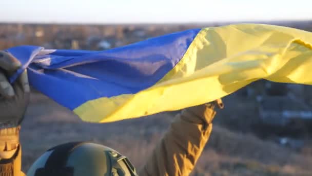 Профіль Солдата Українки Стоїть Прапором України Дивиться Відстань Жінка Військовій — стокове відео
