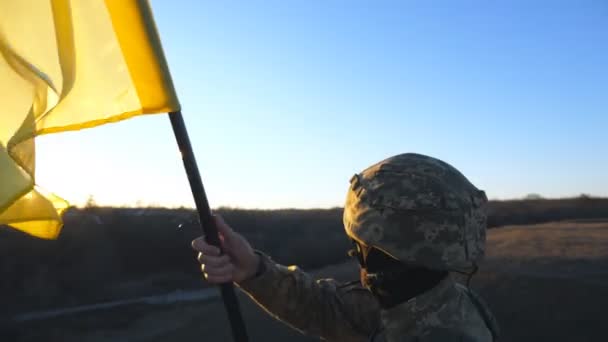 Dolly Colpo Maschio Soldato Ucraino Sollevando Bandiera Nazionale Collina Giovane — Video Stock