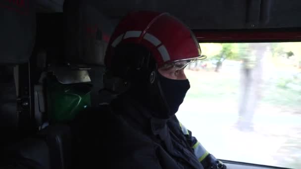 Młody Strażak Mundurze Jadący Dużą Ciężarówką Miejsce Pożaru Profesjonalny Strażak — Wideo stockowe