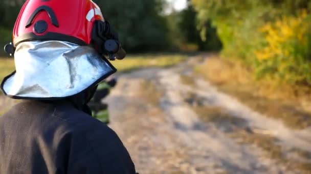 Ritratto Pompiere Maschio Casco Passamontagna Sulla Campagna Tramonto Giovane Vigile — Video Stock