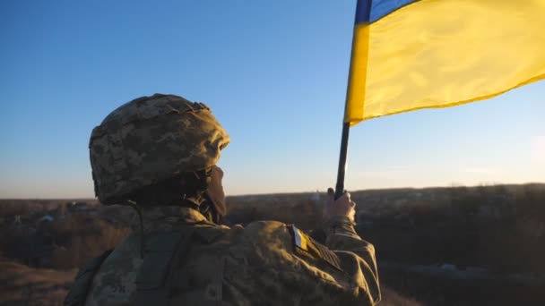 Close Homem Exército Ucraniano Fica Colina Acenando Bandeira Azul Amarelo — Vídeo de Stock