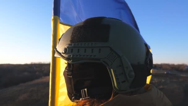 Ukraińska Armia Trzyma Flagę Narodową Tle Zachodu Słońca Młoda Żołnierka — Wideo stockowe