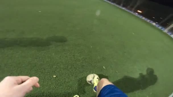Ponto Vista Jogador Futebol Treinando Suas Habilidades Campo Futebol Noite — Vídeo de Stock