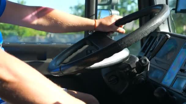 Nierozpoznawalny Kierowca Trzymający Rękę Kierownicy Jeżdżący Ciężarówką Wiejskiej Drodze Słoneczny — Wideo stockowe