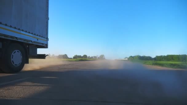 Cámara Sigue Camión Con Remolque Carga Conducción Carretera Transporte Mercancías — Vídeo de stock