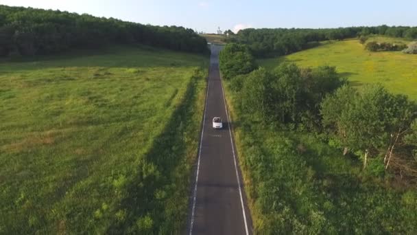 Luftaufnahme Eines Weißen Cabriolets Das Durch Eine Leere Landstraße Fährt — Stockvideo