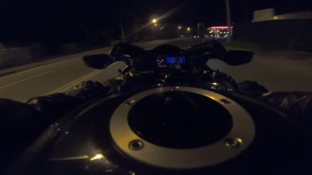 Punkt Widzenia Motocyklistów Jeździ Wieczorną Drogą Miejską Dużych Prędkościach Punkt — Wideo stockowe