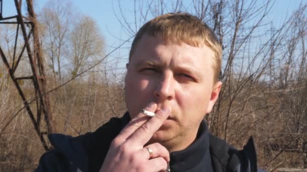 Ritratto Uomo Serio Adulto Che Guarda Nella Macchina Fotografica Fuma — Video Stock