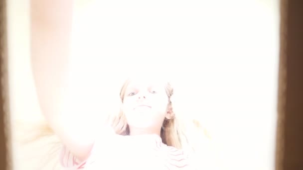 Menina Pequena Bonita Com Cabelo Loiro Abre Pacote Papelão Mostrando — Vídeo de Stock