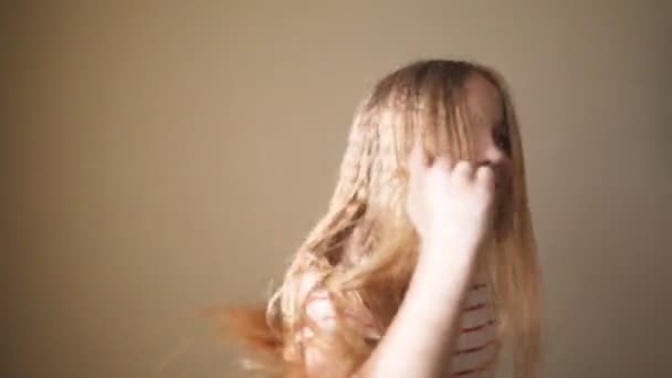 Gelukkig Lachend Blond Meisje Dat Grappig Danst Tegen Achtergrond Van — Stockvideo