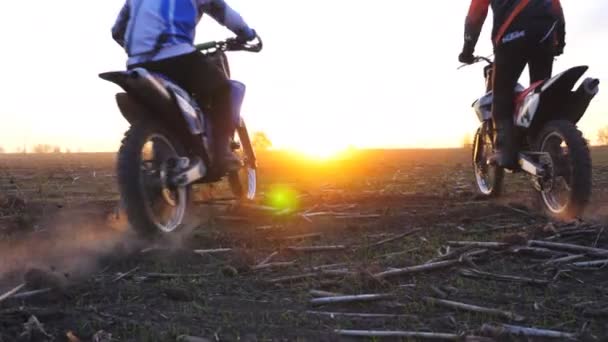 Motociclistas Cabalgando Pie Sus Motos Hasta Atardecer Amigos Que Descansan — Vídeos de Stock