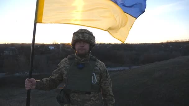 Солдат Украинской Армии Размахивающим Флагом Украины Человек Военной Форме Шлеме — стоковое видео
