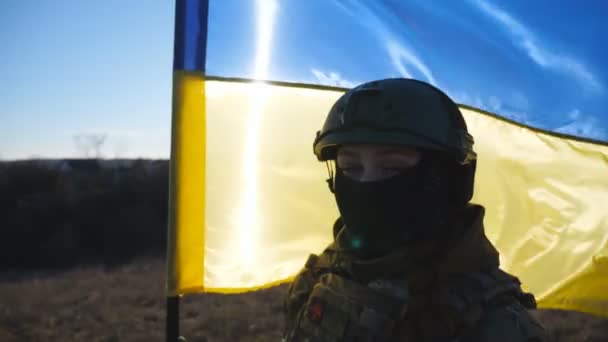 Vojenská Lékařka Ukrajinské Armády Dívá Kamery Proti Modro Žlutému Praporu — Stock video