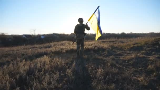 Soldado Masculino Exército Ucraniano Correndo Com Bandeira Nacional Levantada Campo — Vídeo de Stock