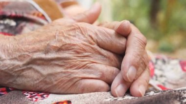 Buruşuk ellerinin dışında Masaj yapma büyükanne. Yaşlı kadın kolları açık dikkat çekici. Yan görünümü ağır çekim kapatın.