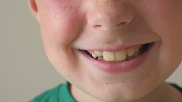 Κοντινό Πλάνο Της Νεαρό Παιδί Χαμογελάει Πορτρέτο Της Όμορφο Αγόρι — Αρχείο Βίντεο