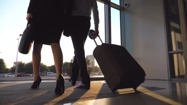 Empresários Saindo Aeroporto Através Porta Vidro Automático Com Sua Bagagem — Vídeo de Stock