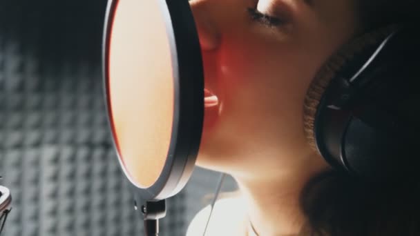 Όμορφο Κορίτσι Που Τραγουδάει Στούντιο Ήχου Νεαρή Τραγουδίστρια Συναισθηματικά Καταγραφή — Αρχείο Βίντεο