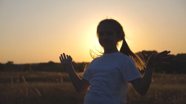 Šťastné Malé Dítě Dívá Kamery Stojící Louce Hraje Vlasy Portrét — Stock video