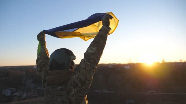 Dolly Disparou Soldado Feminino Exército Ucraniano Levantado Sobre Bandeira Azul — Vídeo de Stock