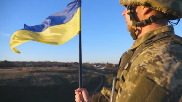 Soldat Armée Ukrainienne Tenant Drapeau Ukraine Portrait Homme Uniforme Militaire — Video