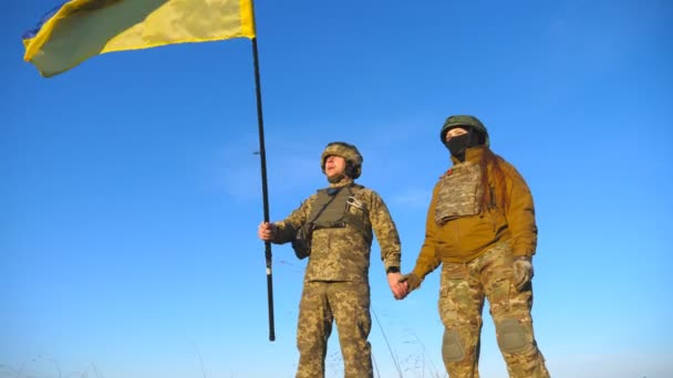 Soldados Exército Ucraniano Masculinos Femininos Segurando Mãos Uns Dos Outros — Vídeo de Stock