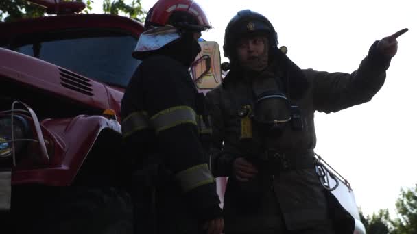 Firefighter Chief Talking His Subordinate Work Background Fire Engine Young — Stock Video