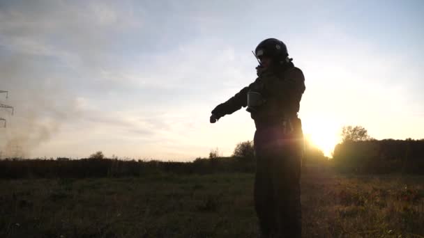 Berufsfeuerwehrmann Voller Ausrüstung Spricht Brandort Der Nähe Eines Großen Roten — Stockvideo