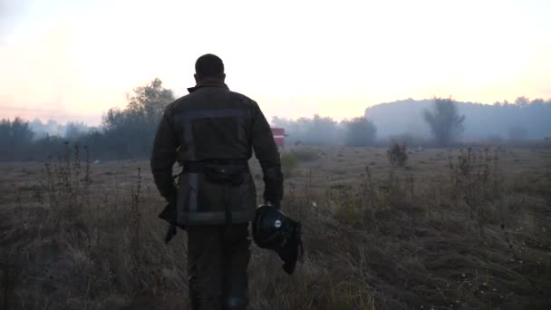 Uomo Vigile Del Fuoco Uniforme Andando Erba Secca Campagna Pompiere — Video Stock