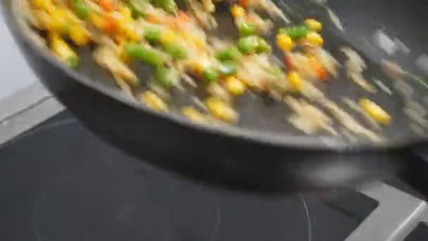 Чоловік Готує Тримає Сковороду Кидає Рис Змішаними Овочами Кухні Шеф — стокове відео