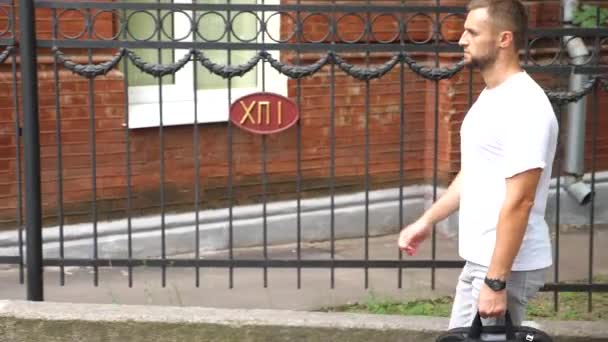 Hombre Confiado Ropa Casual Caminando Por Calle Ciudad Empleado Oficina — Vídeos de Stock