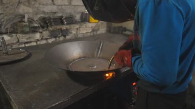 Kaynakçı metal işleriyle uğraşır. Endüstriyel üretimde koruyucu maske kaynak işçisi. Çelik gibi ağır işçilik. Erkek, ağır iş. Garajda veya metal fabrikasında çalışan bir zanaatkar..