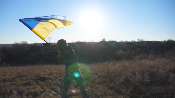 Dolly Disparou Jovem Uniforme Militar Acenando Bandeira Ucrânia Contra Céu — Vídeo de Stock