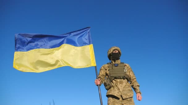 Ukrainischer Armeeangehöriger Militäruniform Hebt Die Nationalfahne Junger Soldat Hält Eine — Stockvideo