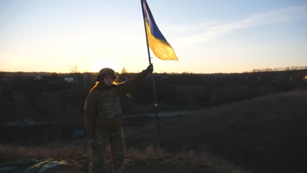 Mujer Uniforme Militar Opone Puesta Del Sol Levantó Bandera Ucrania — Vídeos de Stock