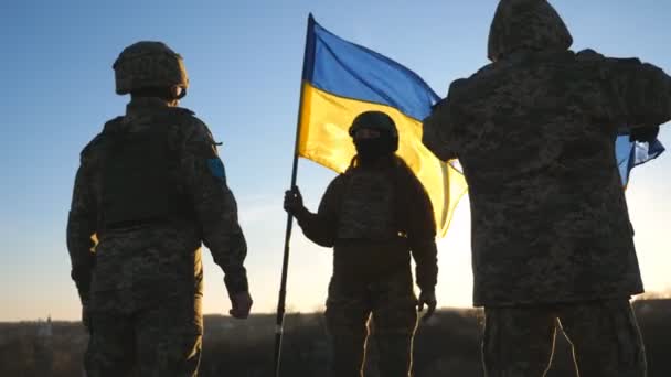 Soldiers Ukrainian Army Standing Top Hill Lifted Flag Ukraine People — Vídeo de Stock