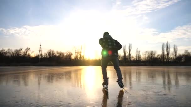 Junger Mann Eiskunstläufen Die Bei Schönem Sonnenuntergang Auf Dem Eis — Stockvideo