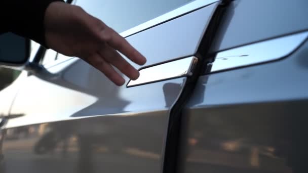 Чоловіки Відчиняють Двері Сідають Сучасну Машину Стовбур Людини Який Натискає — стокове відео
