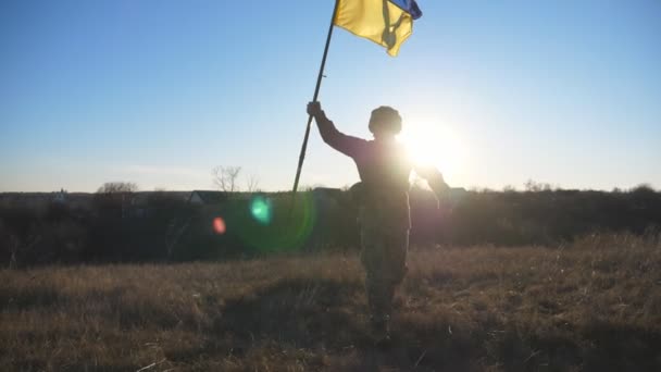 Soldat Ukrainska Armén Kör Med Lyfte Nationell Fana Fältet Vid — Stockvideo