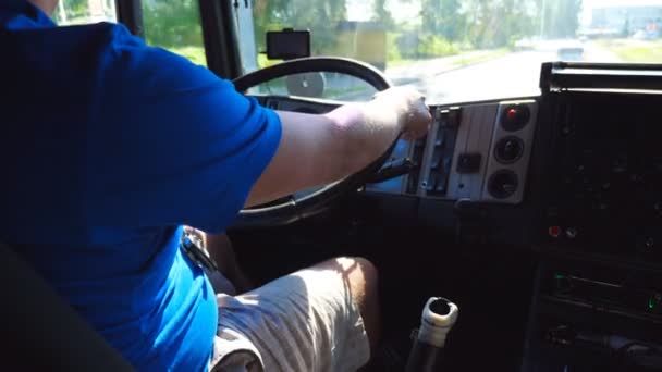 Onherkenbaar Vrachtwagenchauffeur Rijdt City Road Zonnige Dag Man Bestuurt Zijn — Stockvideo