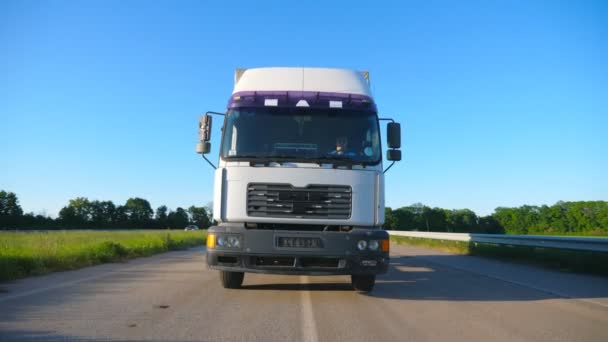 Vista Frontal Del Camión Con Remolque Carga Conduciendo Carretera Transportando — Vídeo de stock