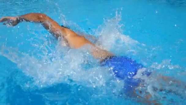 Jovem Desportista Flutuar Piscina Vazia Com Água Azul Clara Homem — Vídeo de Stock