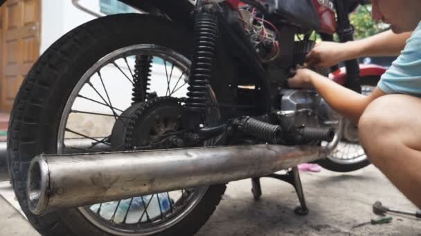 Kavkazská Auto Mechanik Opravuje Svůj Starý Motocykl Outdoor Zpomalené Detailní — Stock video