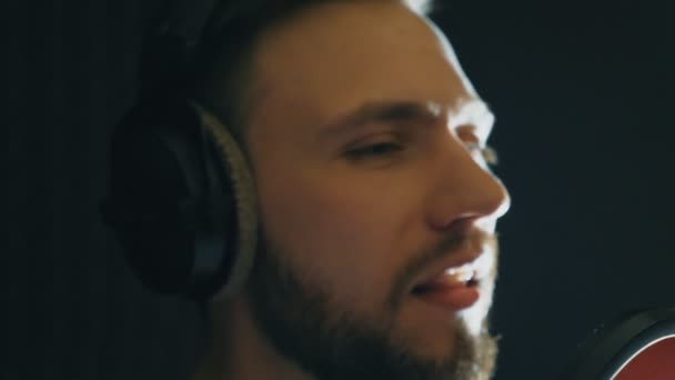 Portretul Unei Tinere Cântărețe Cântând Studioul Sunet Bărbat Frumos Înregistrează — Videoclip de stoc