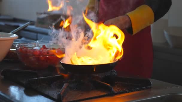 Мужчина Шеф Повар Приготовления Блюдо Стиле Фламбе Сковороде Современной Кухне — стоковое видео
